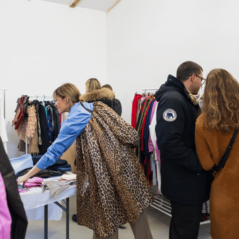 Posjetitelji razgledavaju odjeću na DressApp buvljaku