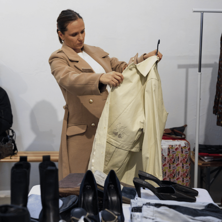 Pregled stanja second hand odjeće prije kupnje.